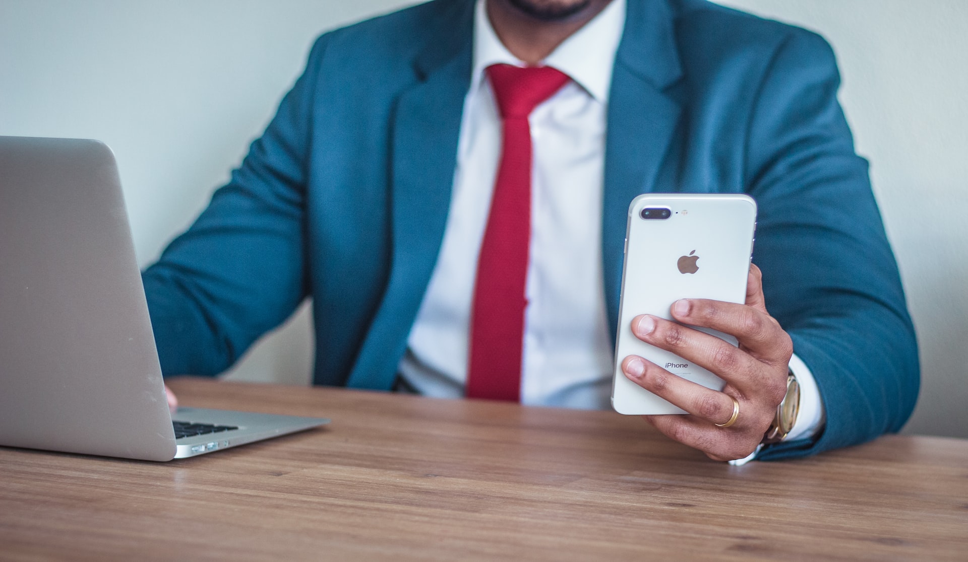 Choosing the Best Virtual Receptionist for Law Firms: Things to Keep in Mind